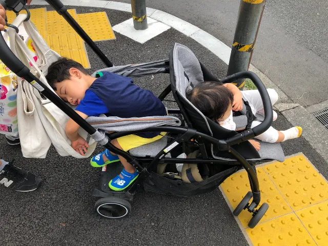 2人乗りベビーカーで子ども二人が寝落ちした際の写真