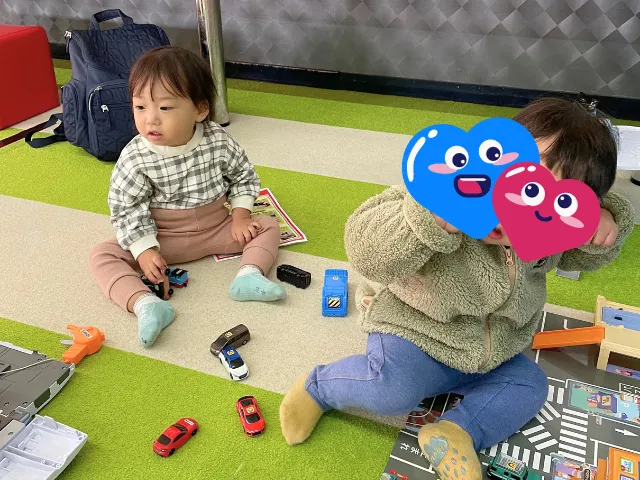 おもちゃの館で遊ぶ子供たち
