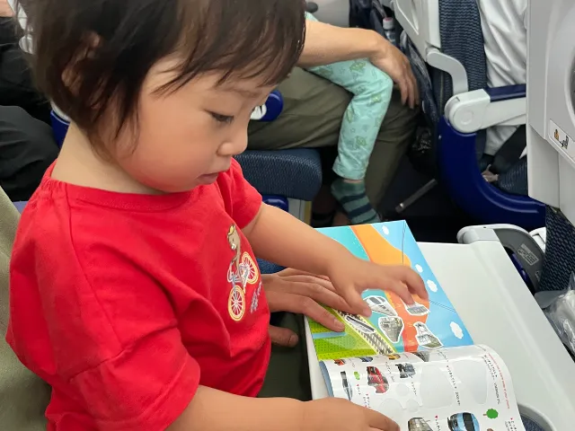 シール張りを楽しむ娘